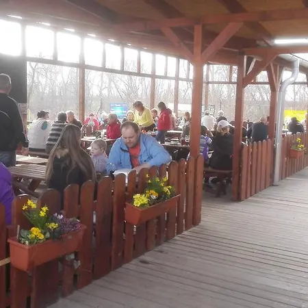 Farm stay Zoopark Zelcin Melnik