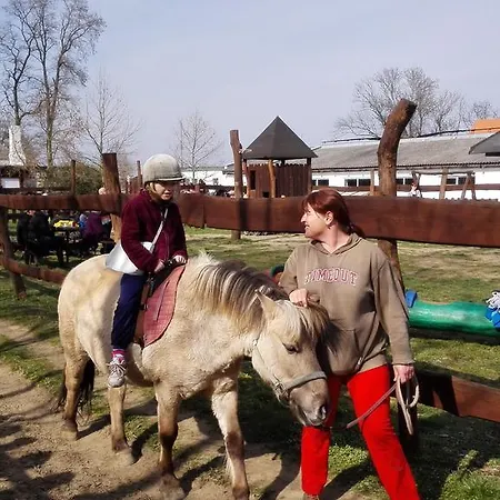 Feriegård Zoopark Zelcin Mělník